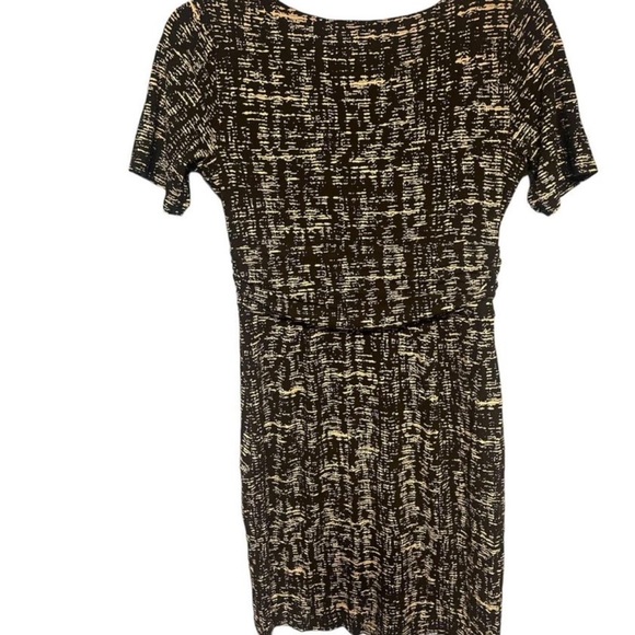Women’s Size  6 Wrap-Style Dress Black‎ Beige Textured Print Short Sleeve V-Neck - Picture 2 of 5